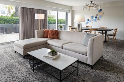 Sundeck Suite, 1 King, Sofa bed 11