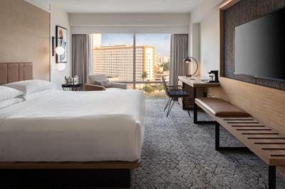 Traditional King Room with Roll-in Shower - Mobility Accessible 13