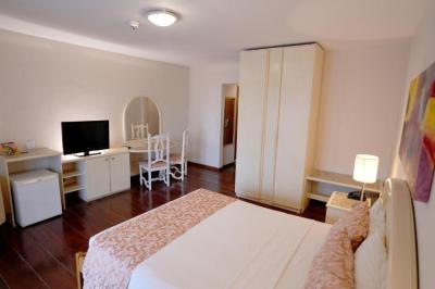Quarto Duplo ou Twin Econ&oacute;mico com Varanda e Vista Jardim 1
