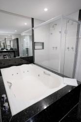 Suite com Banheira de Hidromassagem 3