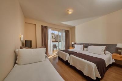 Habitaci&oacute;n Triple con balc&oacute;n 3