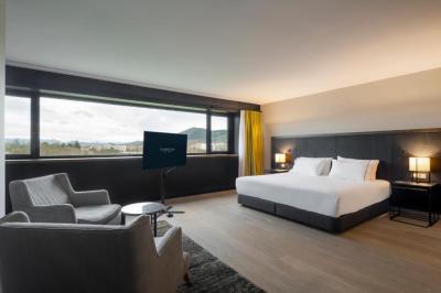 Deluxe Suite 7