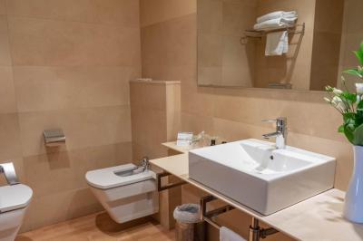Hotel J. Balmes Vic 8 Hotel J. Balmes Vic 8