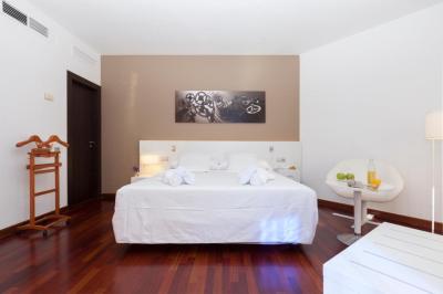 Hotel URH Ciutat de Mataró 7 Hotel URH Ciutat de Mataró 7