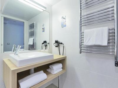 Kyriad Paris 18 10 Kyriad Paris 18 10