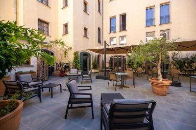 Hotel POZZO DI BORGO 7 Hotel POZZO DI BORGO 7